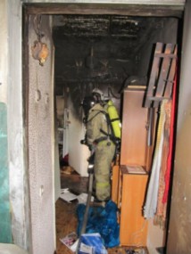 В Вуктыле пожарные вывели из горящей квартиры 78-летнюю женщину