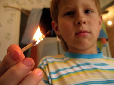 Детские шалости с огнём могут привести к трагическим последствиям!