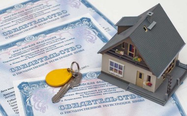 Для продажи доли в праве собственности на недвижимое имущество надо обратиться к нотариусу